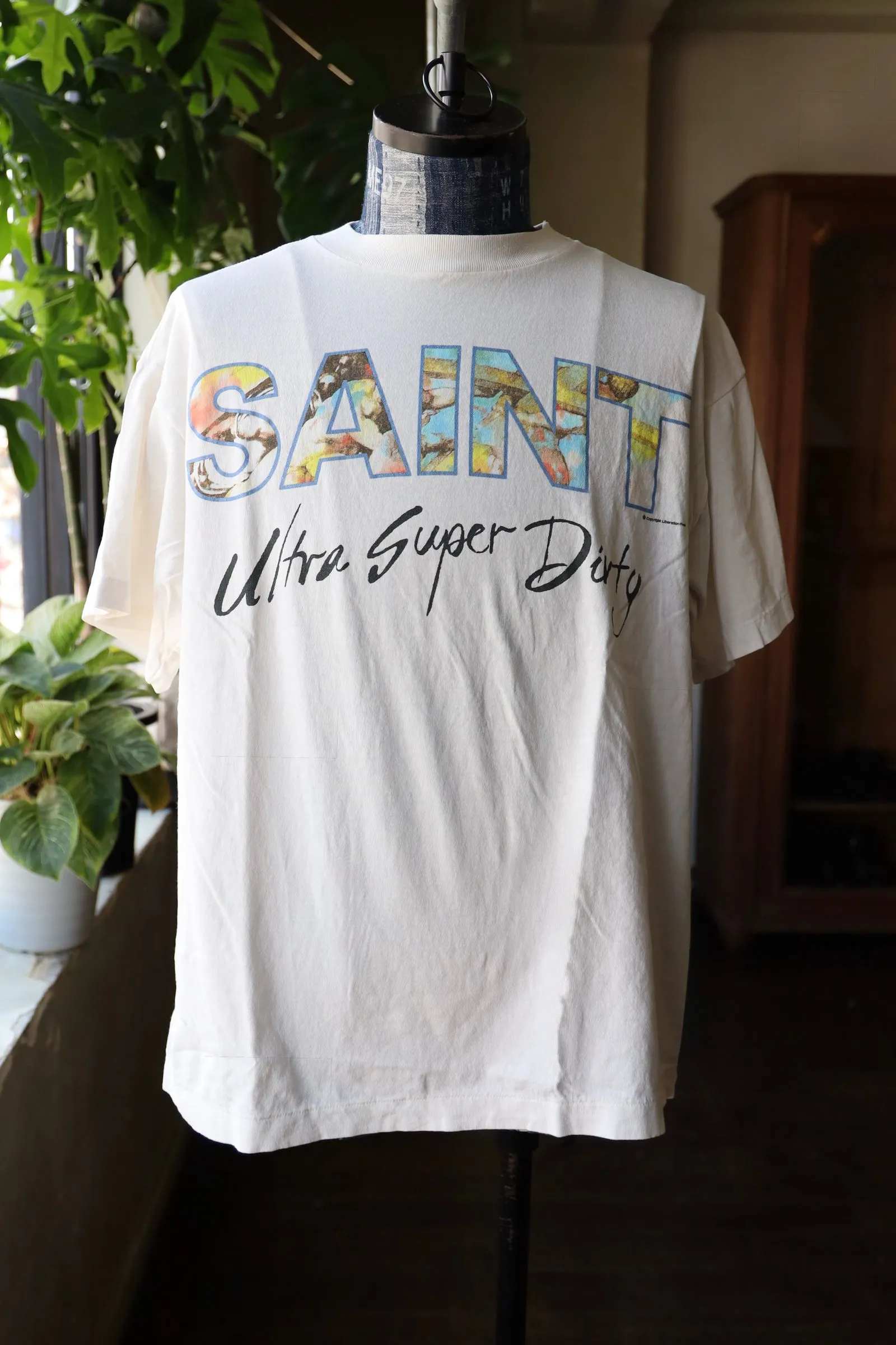 SAINT Mxxxxxx SS TEE/SUPER DIRTY/WHT oil painting SAINT SUPER DIRTY slogan TEE off-white S-XL Made of original OE yarn tube weaving without side seams to distinguish the split fabrics original consistent VINTAGE label/little angel anti-counterfeiting label top printing technology highly restored original details